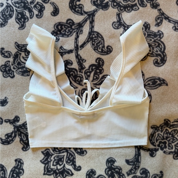 PrettyLittleThing Cream Ruffle Crop Top - Picture 2 of 3